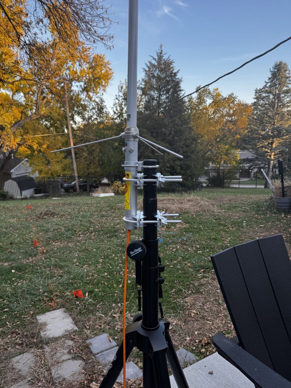 Nice mounting for the antenna on the speaker stand